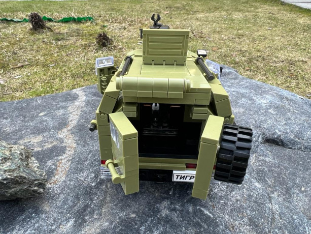 Конструктор "Бронеавтомобиль ТИГР-М СпН" Артикул АР-01020